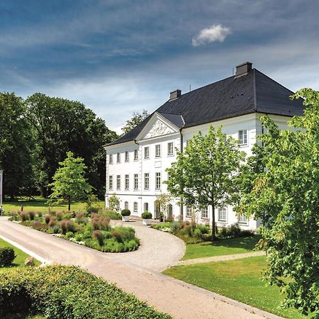 Schlossgut Groß Schwansee 외부 사진 The former manor house of the estate
