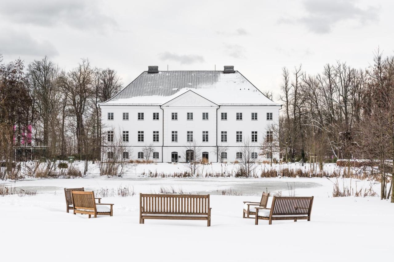 Schlossgut Groß Schwansee 외부 사진 The main building of the university