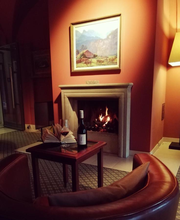 Schlossgut Groß Schwansee 외부 사진 A fireplace in a hotel room