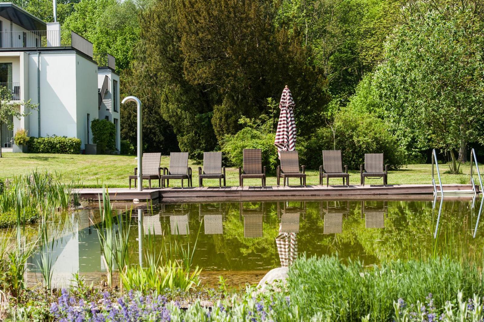Schlossgut Groß Schwansee 외부 사진 The swimming pond
