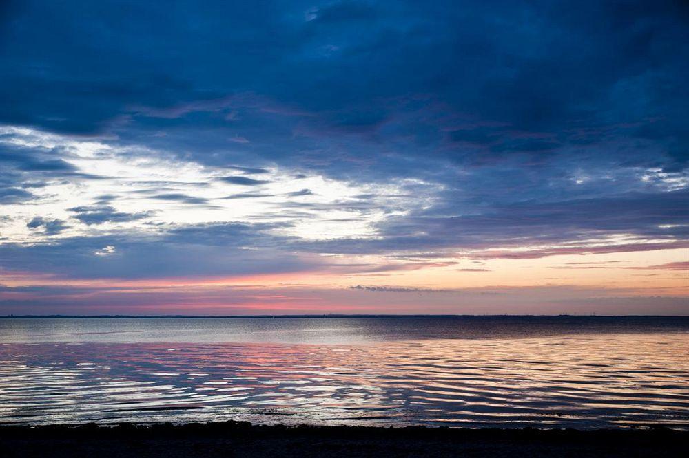 Schlossgut Groß Schwansee 외부 사진 Sunset over the Gulf of Riga