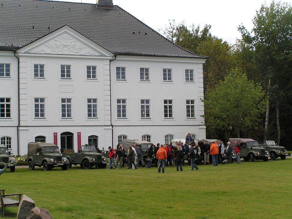 Schlossgut Groß Schwansee 외부 사진 The former officers' mess