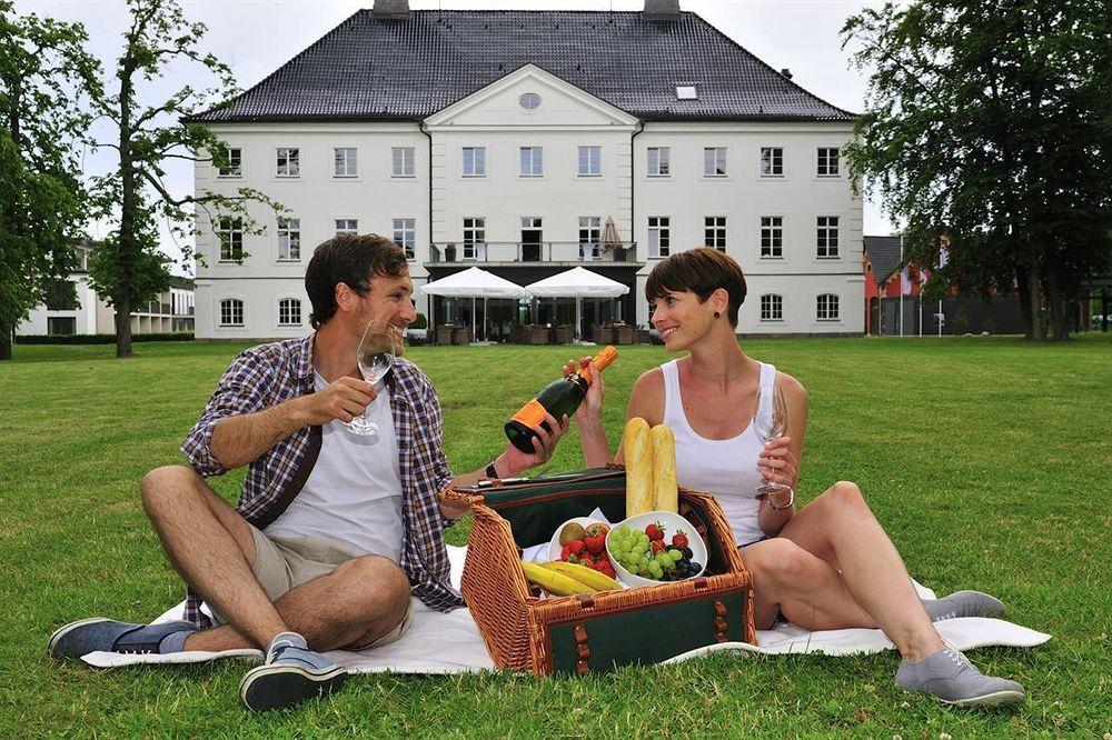 Schlossgut Groß Schwansee 외부 사진 A picnic in Germany