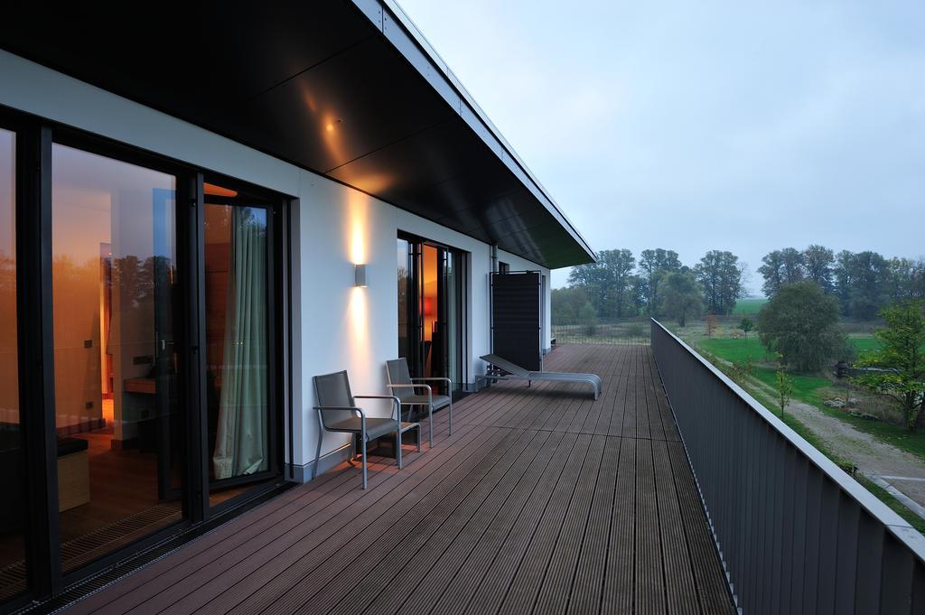 Schlossgut Groß Schwansee 외부 사진 A balcony