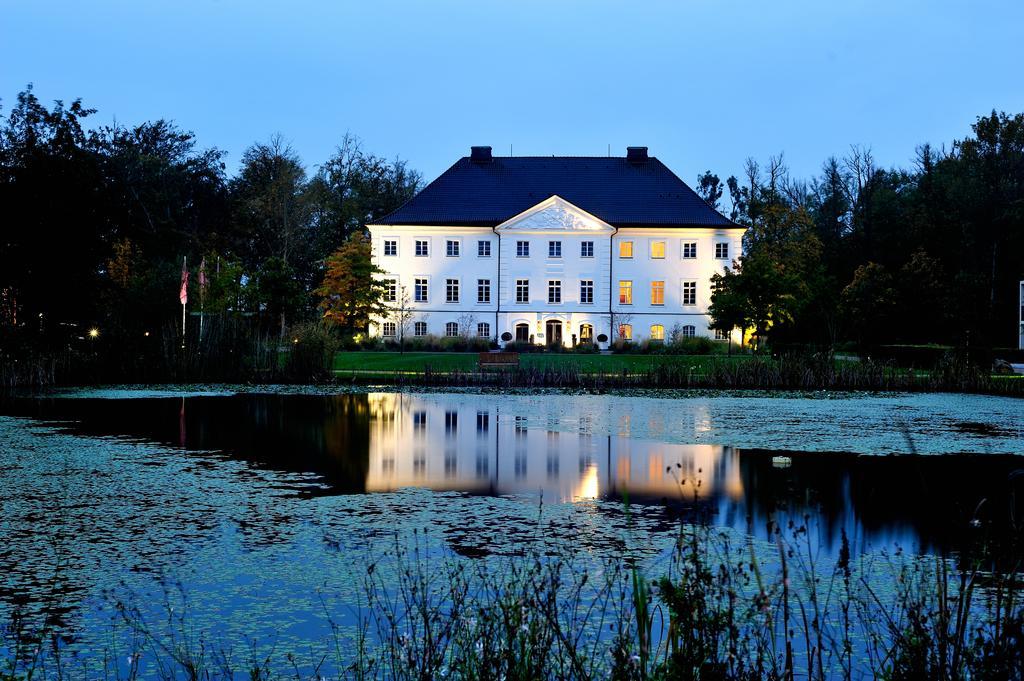 Schlossgut Groß Schwansee 외부 사진 The manor house of the former estate of Kaden