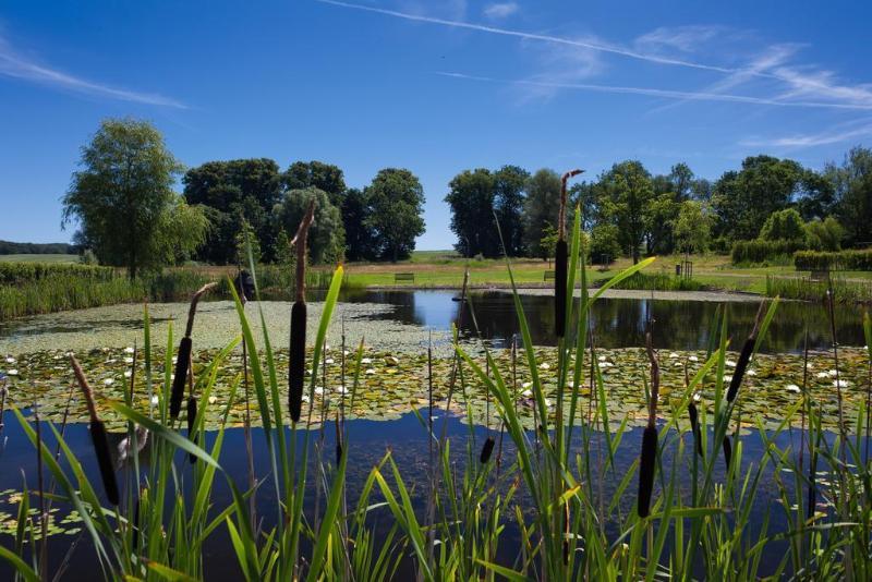 Schlossgut Groß Schwansee 외부 사진 The lake at the centre of the reserve