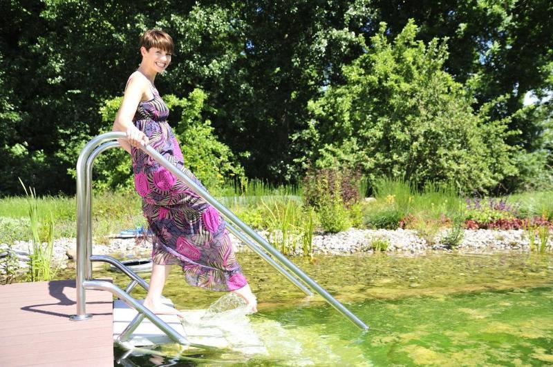 Schlossgut Groß Schwansee 외부 사진 A woman entering a swimming pond